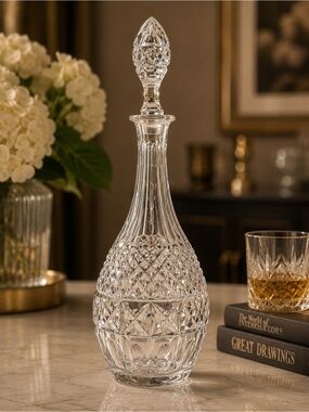 Elegant Crystal Decanter with Stopper